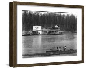 Ferry and River men, Vicksburg, Mississippi, c.1936-Walker Evans-Framed Photo