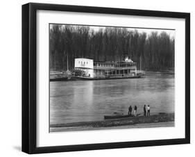 Ferry and River men, Vicksburg, Mississippi, c.1936-Walker Evans-Framed Photo