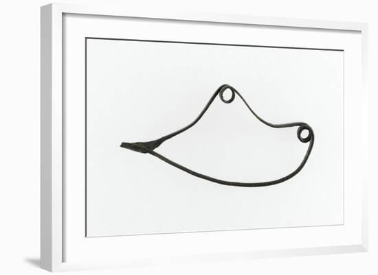 Fibule serpentiforme, arc rubané à deux boucles, sans décor-null-Framed Giclee Print