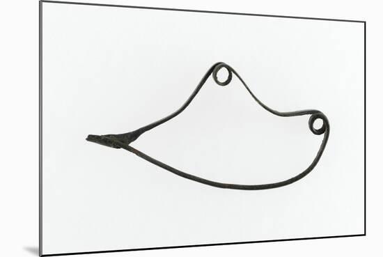 Fibule serpentiforme, arc rubané à deux boucles, sans décor-null-Mounted Giclee Print