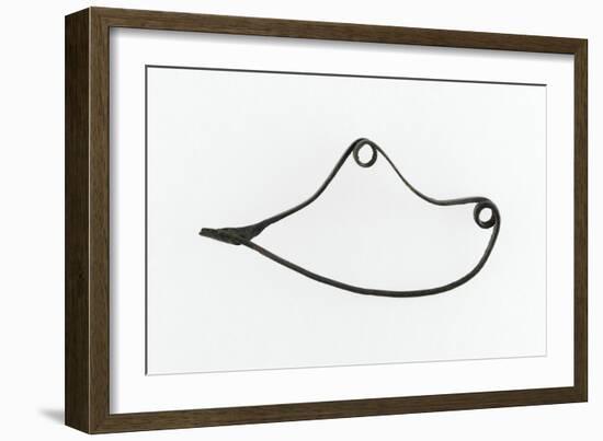 Fibule serpentiforme, arc rubané à deux boucles, sans décor-null-Framed Giclee Print