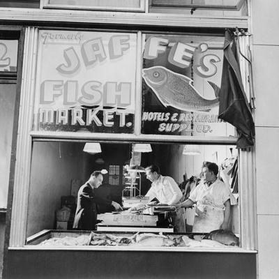 https://imgc.allpostersimages.com/img/posters/fish-store-in-the-lower-east-side-the-jewish-neighborhood-of-new-york-city-august-1942_u-L-PIHE7F0.jpg?artPerspective=n