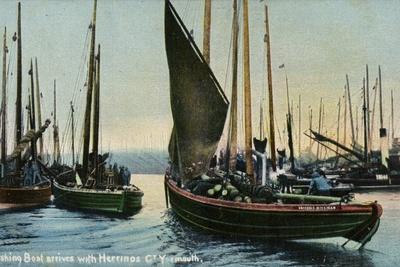 https://imgc.allpostersimages.com/img/posters/fishing-boat-arrives-with-herrings-great-yarmouth-norfolk_u-L-PPXVIE0.jpg?artPerspective=n