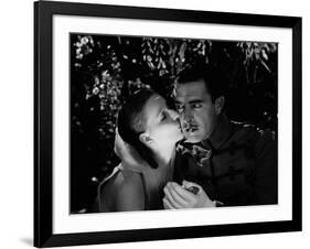 FLESH AND THE DEVIL, 1927 directed by CLARENCE BROWN Greta Garbo / John Gilbert (photo)-null-Framed Photo