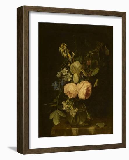 Fleurs dans un vase de verre sur une console de marbre-null-Framed Giclee Print