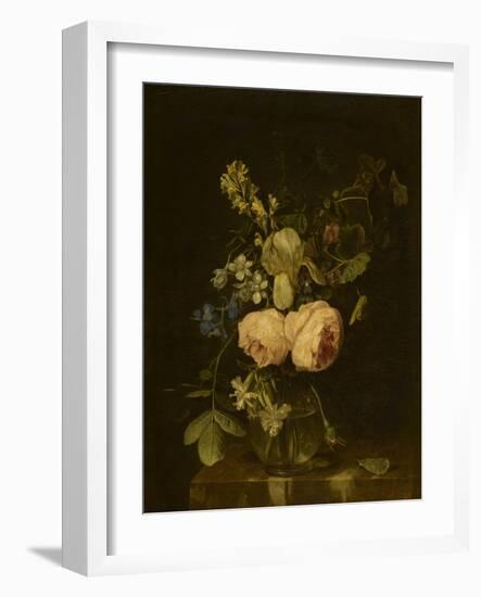 Fleurs dans un vase de verre sur une console de marbre-null-Framed Giclee Print