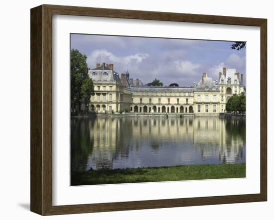 Fontainebleau : Aile de la Galerie François Ier, façade sur la cour de la Fontaine.-null-Framed Giclee Print