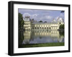 Fontainebleau : Aile de la Galerie François Ier, façade sur la cour de la Fontaine.-null-Framed Giclee Print