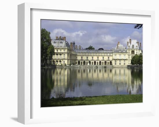 Fontainebleau : Aile de la Galerie François Ier, façade sur la cour de la Fontaine.-null-Framed Giclee Print