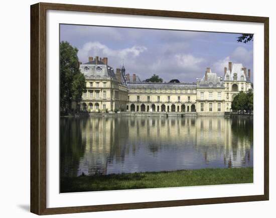 Fontainebleau : Aile de la Galerie François Ier, façade sur la cour de la Fontaine.-null-Framed Giclee Print