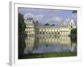 Fontainebleau : Aile de la Galerie François Ier, façade sur la cour de la Fontaine.-null-Framed Giclee Print