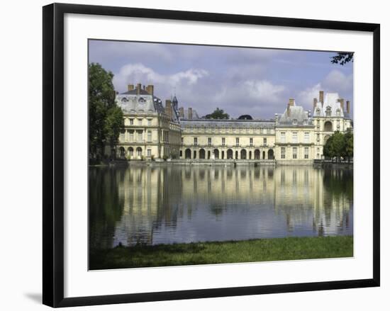 Fontainebleau : Aile de la Galerie François Ier, façade sur la cour de la Fontaine.-null-Framed Giclee Print