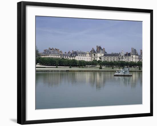 Fontainebleau : Façades donnant sur le grand parterre, avec au centre un bassin ; jardins de Le-null-Framed Giclee Print