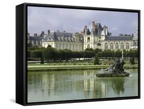 Fontainebleau : Façades donnant sur le grand parterre, avec au centre un bassin ; jardins de Le-null-Framed Stretched Canvas