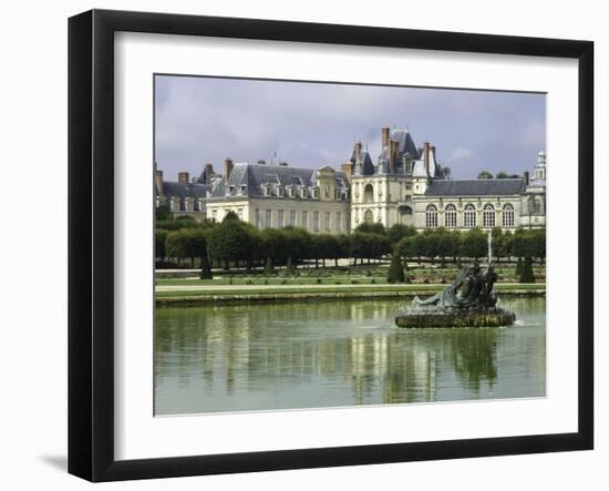 Fontainebleau : Façades donnant sur le grand parterre, avec au centre un bassin ; jardins de Le-null-Framed Giclee Print