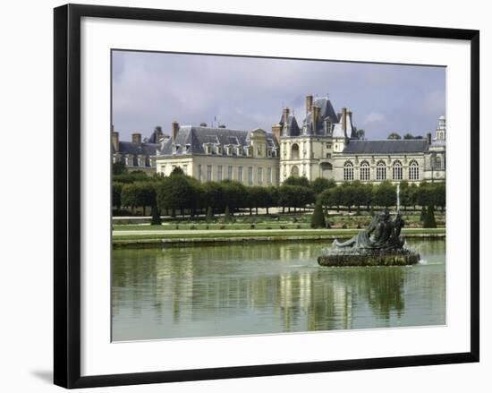 Fontainebleau : Façades donnant sur le grand parterre, avec au centre un bassin ; jardins de Le-null-Framed Giclee Print