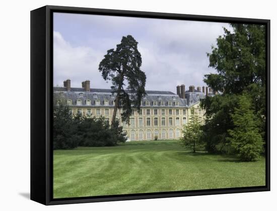 Fontainebleau : L'aile Louis XV avec le jardin anglais.-null-Framed Stretched Canvas