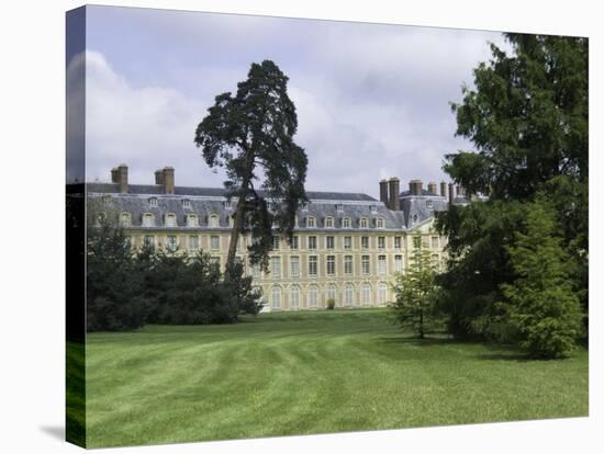 Fontainebleau : L'aile Louis XV avec le jardin anglais.-null-Stretched Canvas