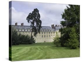 Fontainebleau : L'aile Louis XV avec le jardin anglais.-null-Stretched Canvas