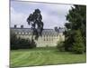 Fontainebleau : L'aile Louis XV avec le jardin anglais.-null-Mounted Giclee Print