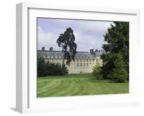 Fontainebleau : L'aile Louis XV avec le jardin anglais.-null-Framed Giclee Print
