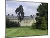 Fontainebleau : L'aile Louis XV avec le jardin anglais.-null-Mounted Giclee Print