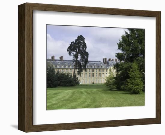 Fontainebleau : L'aile Louis XV avec le jardin anglais.-null-Framed Giclee Print