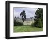 Fontainebleau : L'aile Louis XV avec le jardin anglais.-null-Framed Giclee Print