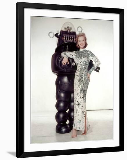 FORBIDDEN PLANET, 1956 directed by FRED M.WILCOX Anne Francis and Robby, the Robot (photo)-null-Framed Photo