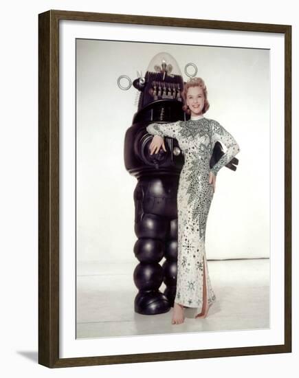 FORBIDDEN PLANET, 1956 directed by FRED M.WILCOX Anne Francis and Robby, the Robot (photo)-null-Framed Photo