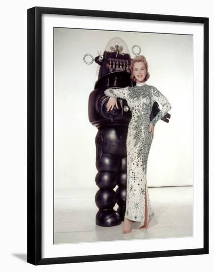 FORBIDDEN PLANET, 1956 directed by FRED M.WILCOX Anne Francis and Robby, the Robot (photo)-null-Framed Photo