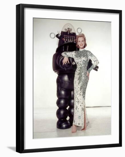 FORBIDDEN PLANET, 1956 directed by FRED M.WILCOX Anne Francis and Robby, the Robot (photo)-null-Framed Photo