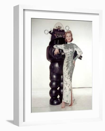 FORBIDDEN PLANET, 1956 directed by FRED M.WILCOX Anne Francis and Robby, the Robot (photo)-null-Framed Photo