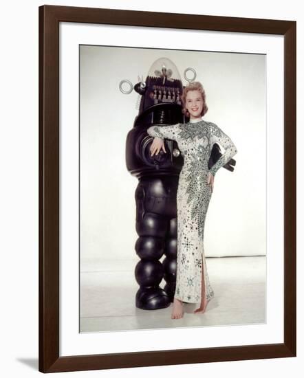 FORBIDDEN PLANET, 1956 directed by FRED M.WILCOX Anne Francis and Robby, the Robot (photo)-null-Framed Photo