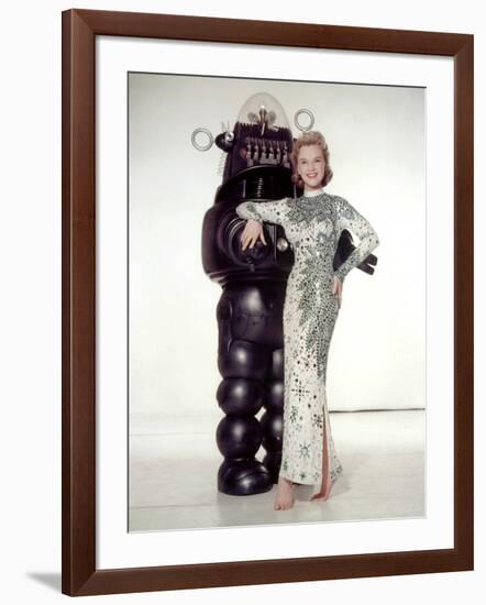 FORBIDDEN PLANET, 1956 directed by FRED M.WILCOX Anne Francis and Robby, the Robot (photo)-null-Framed Photo