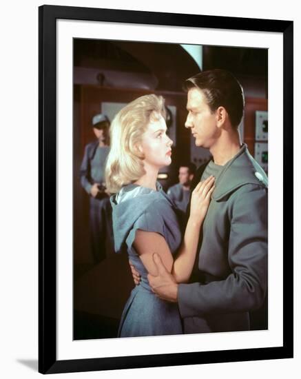 FORBIDDEN PLANET, 1956 directed by FRED M.WILCOX Leslie Nielsen and Anne Francis (photo)-null-Framed Photo