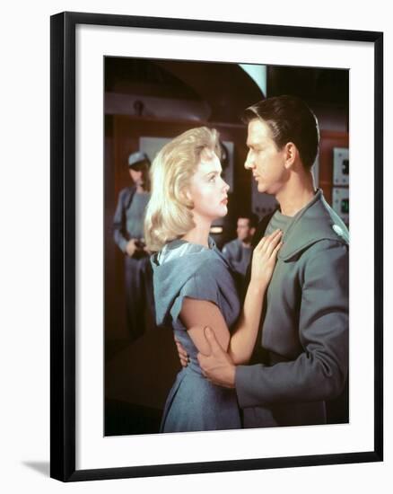 FORBIDDEN PLANET, 1956 directed by FRED M.WILCOX Leslie Nielsen and Anne Francis (photo)-null-Framed Photo