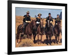 FORT APACHE, 1948 directed by JOHN FORD Center, Pedro Armendariz and Victor McLaglen (photo)-null-Framed Photo