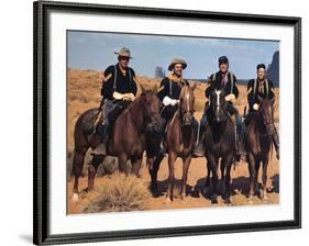 FORT APACHE, 1948 directed by JOHN FORD Center, Pedro Armendariz and Victor McLaglen (photo)-null-Framed Photo