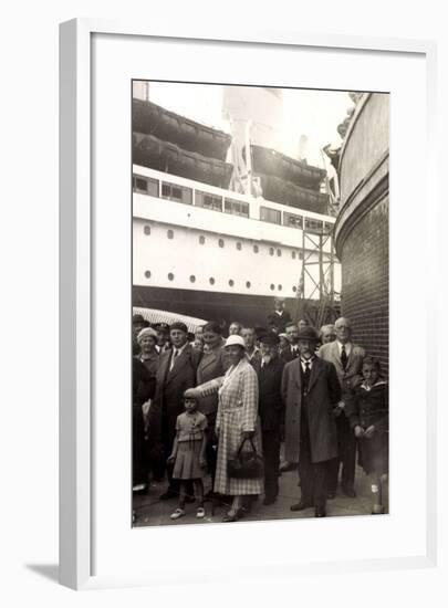 Foto Cuxhaven, Dampfer Albert Ballin, 1934, Passagiere-null-Framed Giclee Print