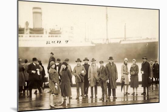 Foto Dampfschiff, Passagiere Im Hafen, Gruppenfoto-null-Mounted Giclee Print