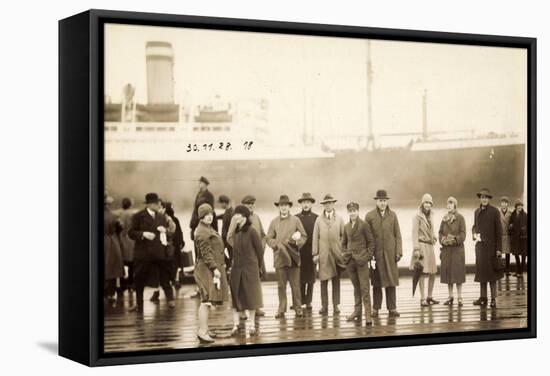 Foto Dampfschiff, Passagiere Im Hafen, Gruppenfoto-null-Framed Stretched Canvas