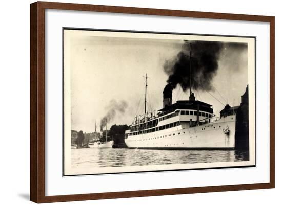 Foto Dampfschiff Rugard Vor Anker Im Hafen, Rauch--Framed Giclee Print
