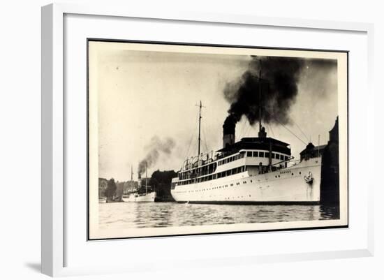 Foto Dampfschiff Rugard Vor Anker Im Hafen, Rauch-null-Framed Giclee Print