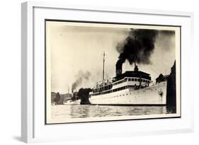 Foto Dampfschiff Rugard Vor Anker Im Hafen, Rauch-null-Framed Giclee Print