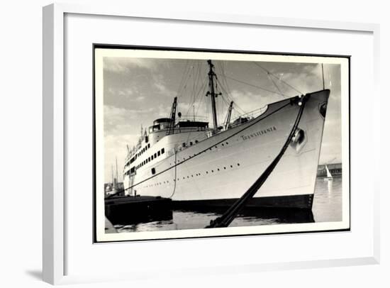 Foto Dampfschiff Transilvania Vor Anker Im Hafen-null-Framed Giclee Print