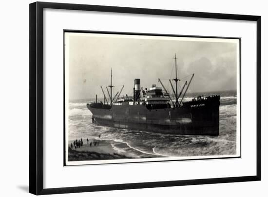 Foto Gestrandetes Dampfschiff Kerkplein, Zuschauer-null-Framed Giclee Print