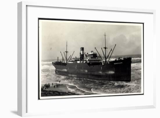 Foto Gestrandetes Dampfschiff Kerkplein, Zuschauer-null-Framed Giclee Print