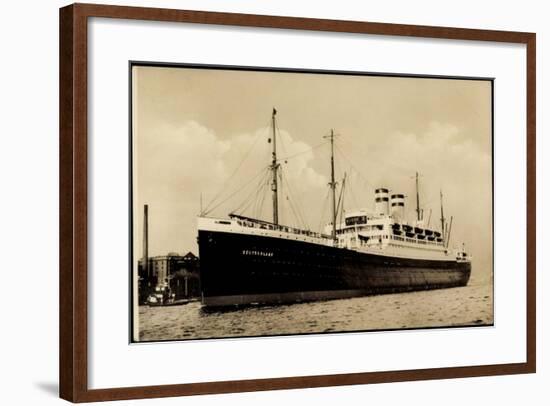 Foto Hapag, Dampfschiff Deutschland Am Hafen-null-Framed Giclee Print