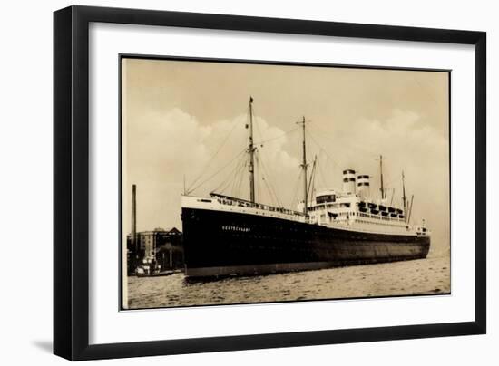 Foto Hapag, Dampfschiff Deutschland Am Hafen-null-Framed Giclee Print